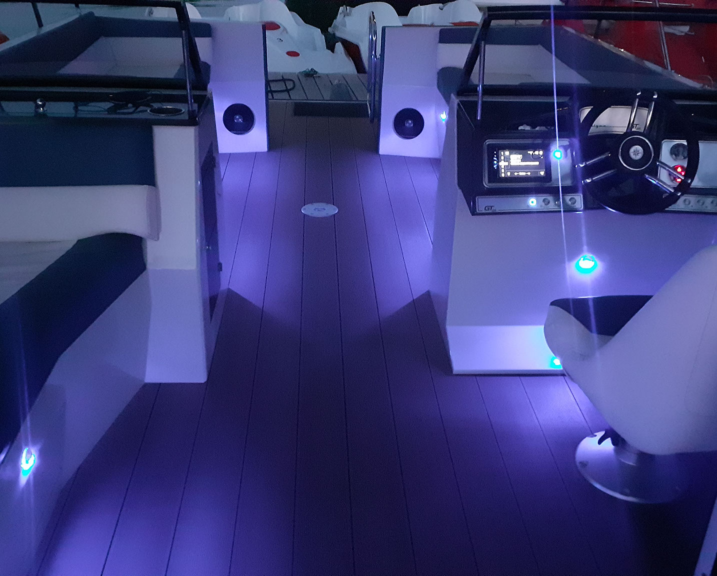 Laivo Enigma interjeras su atmosferiniu LED apšvietimu vakare